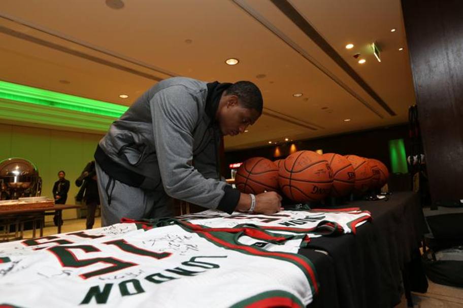 Brandon Knight dei Milwaukee Bucks firma alcune magliette (NBAE/Getty Images)